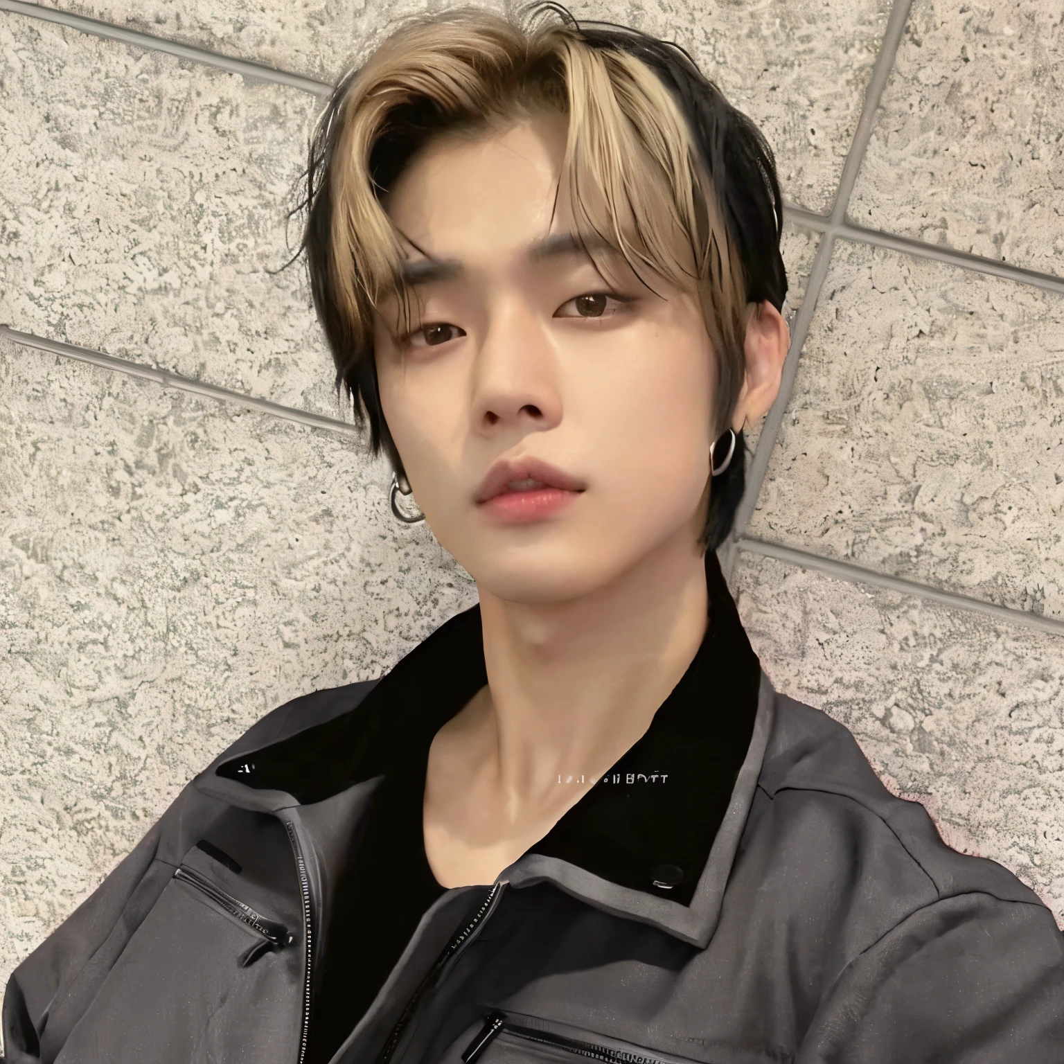 Arafed Asian man wearing a black jacket and a black shirt., Choi Yeonjun, Yeonjun, Choi Yeonjun de TXT, hyung, with short hair, with the same hairstyle, wicked ulzzang, jinyoung shin, delicate androgynous prince, beautiful androgynous prince, everyone from the nct group, pale korean adorable face, kim taejin