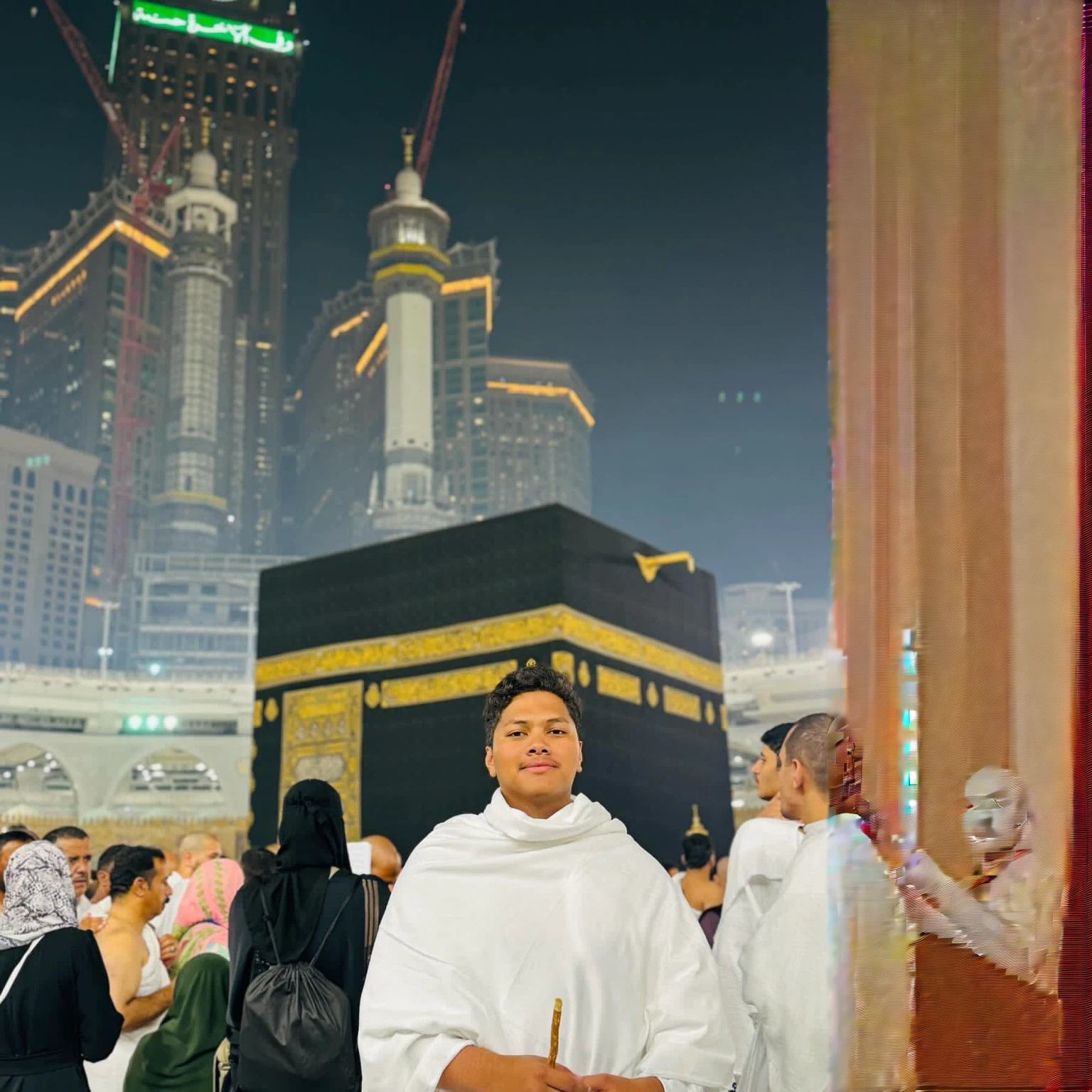 1 man:1.2, solo, himecut, ihram islam clothes, detailed face, beautiful detailed eyes, extremely detailed eyes and face, calm, soft smile, style, nostalgic, best quality, 8k, highres, masterpiece:1.2, ultra-detailed, realistic, photorealistic, photo-realistic:1.37, HDR, UHD, studio lighting, ultra-fine painting, sharp focus, physically-based rendering, extreme detail description, professional, vivid colors, bokeh