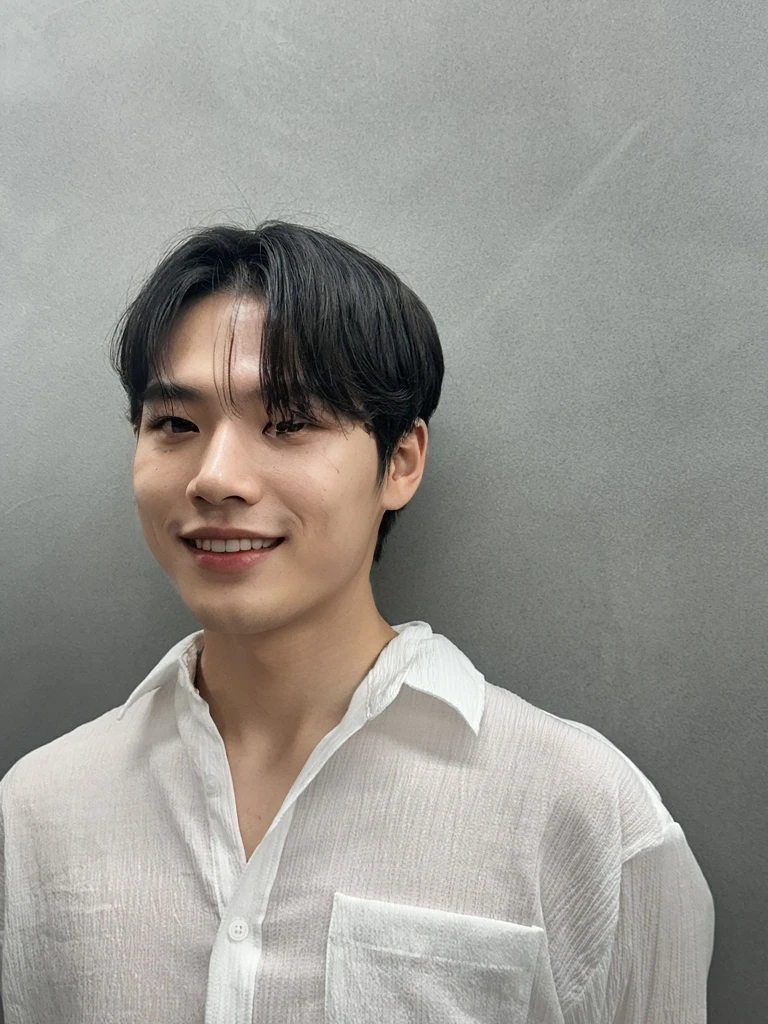 Best Quality, 8k, Masterpiece, (Portrait: 1.3), (photo realistic:1.4), (hyper realistic:1.4), Sharp Focus, looking at viewer, (smoother lighting:1.1), (increase cinematic lighting quality:0.9), realistic lighting, backlighting, light on face, ray trace, (brightening light:1.2), (Increase quality:1.4), sharp detail, (best quality real texture skin:1.4), finely detailed eyes, black_eyes, finely detailed face, 25 year old Korean man