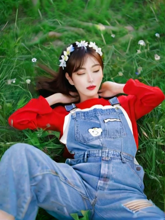 1 (wearing jeans overalls:1.3), lying down on the grass, Overhead Camera, Sharp focus, handsome, thin,professional lighting,city,expressive eyes,tall body,mature woman,hair accessories,Instagram with the most views,Official wallpapers, official art,(kpop idols), half closed eyes,building,((The art of realistic painting by Midjourney and Gregor Rutkowski)),((Model)), 