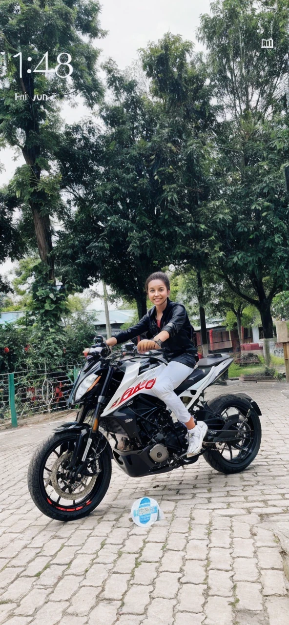 1 girl in bike 