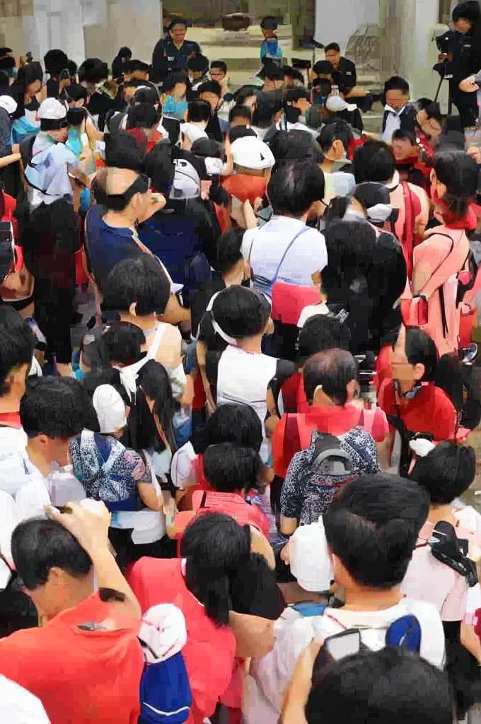 Back photo, There is only one middle-aged man in the photo，major，credibly，of Taiwanese，Used to make profile pictures, Under the mansion, Cartoon style photos