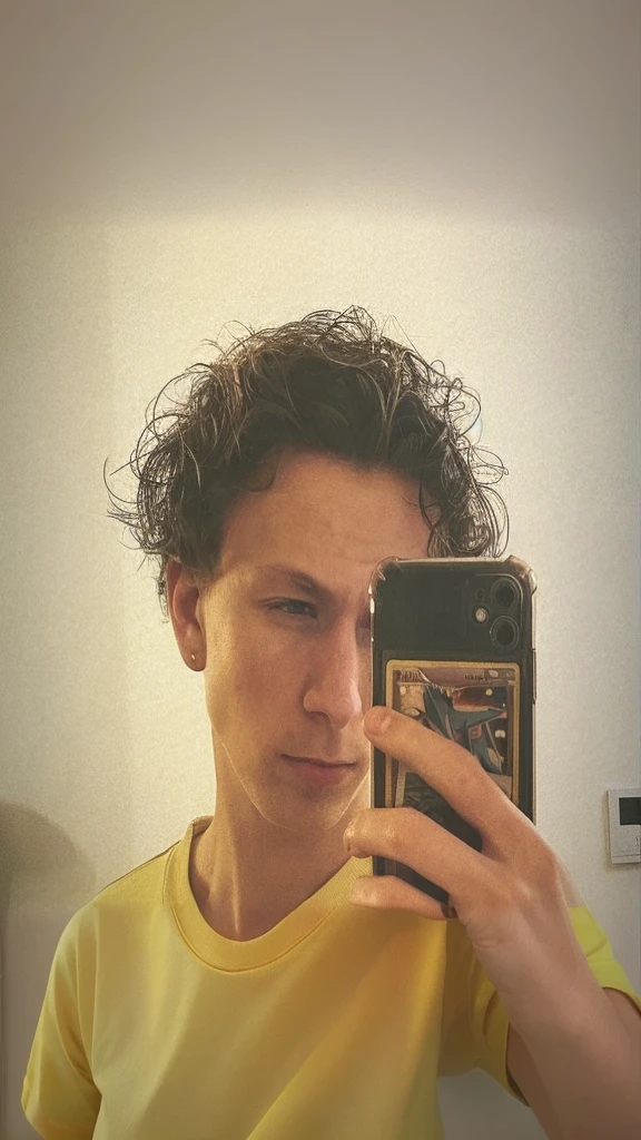 en haut le mur et en bas mon teeshirt jaune