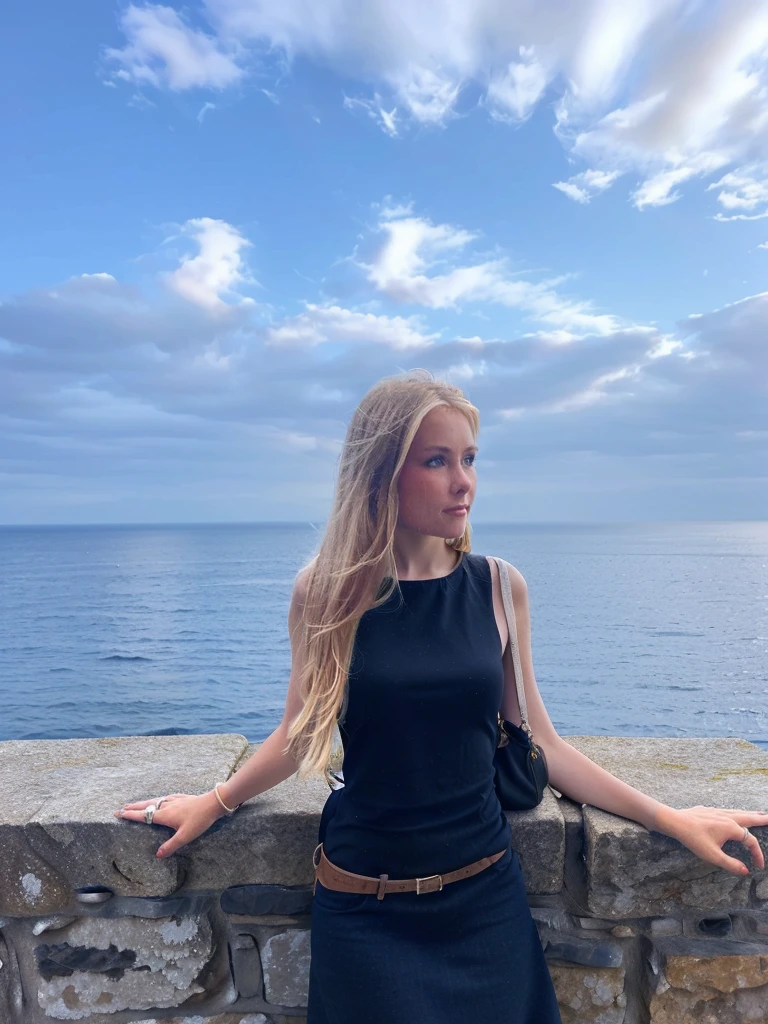 blond woman standing on a stone wall surplombant l&#39;océan, face à la mer, the océan en arrière-plan, océan en arrière-plan, debout au bord de l&#39;océan, regardant l&#39;océan, surplombant l&#39;océan, en regardant l&#39;océan, belle vue, sur l&#39;océan, regardant au loin, à côté de l&#39;océan réfléchissant, regardant au loin, vue sur l&#39;océan