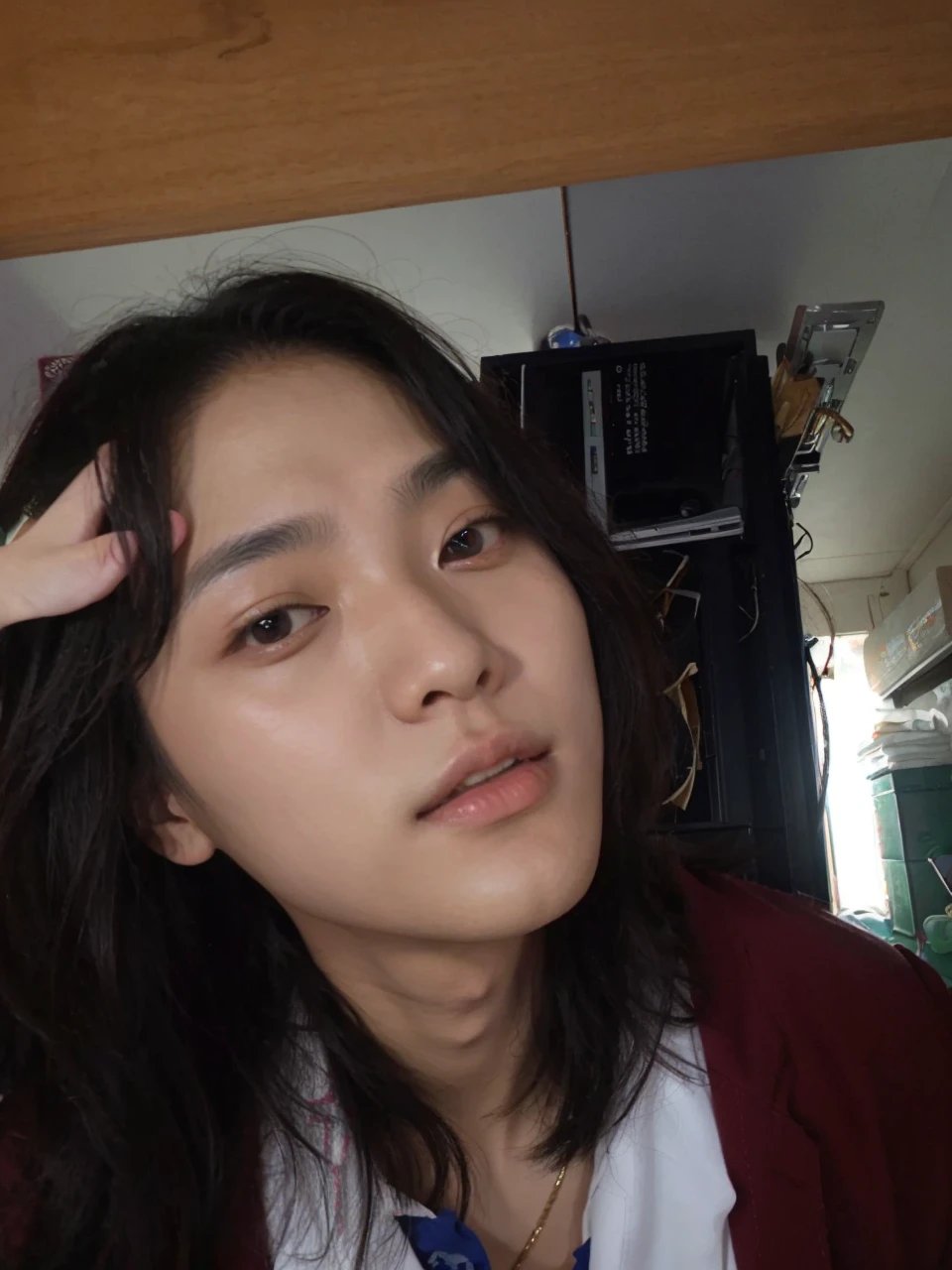 Wear a suit，The Alafidian man sat on a stool，Holding an apple in your hand, seseon yoon, hyung tae, Shin Jung-ho, sangsoo jeong, korean artist, hyung tae kim, hyung-tae kim, hyung - tae kim, Zhongyuan Zheng Lei, joongwon jeong, jin kim, hong june hyung, Kim Tae-joon, sun-hyuk kim, john park