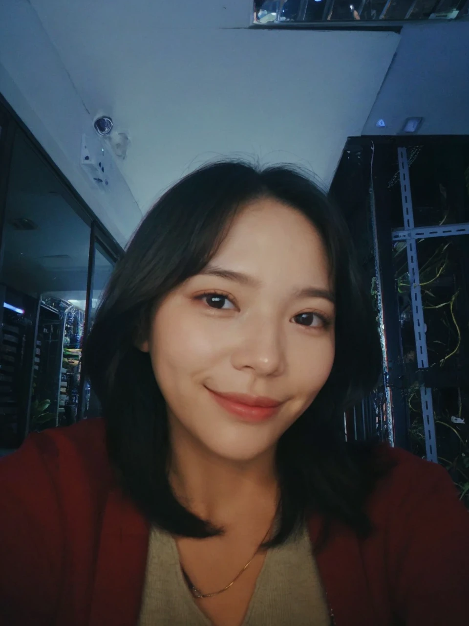 (realisitic、hight resolution:1.3)、1 girl with a perfect figure、Super thin face and eyes、shorth hair、Tank Tops:1 in random color.2、Short jeans、in a cafe、coffee on table、Colossal tits、Exposed cleavage