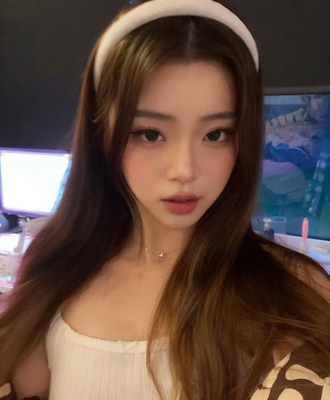 Asian model girl with blonde hair, fair skin and large, black, expressive and engaging eyes. Her features are delicate, with subtle cheekbones, a small nose and full, rosy lips. Her expression combines sweetness and seduction, resulting in a cute, sexy and beautiful appearance.