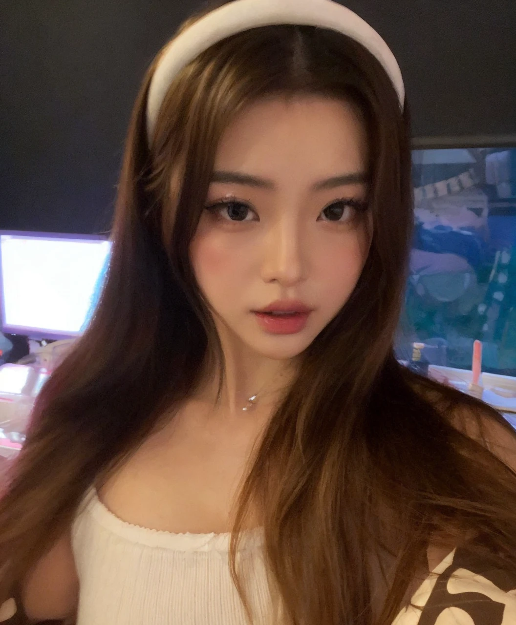 Asian model girl with blonde hair, fair skin and large, black, expressive and engaging eyes. Her features are delicate, with subtle cheekbones, a small nose and full, rosy lips. Her expression combines sweetness and seduction, resulting in a cute, sexy and beautiful appearance.