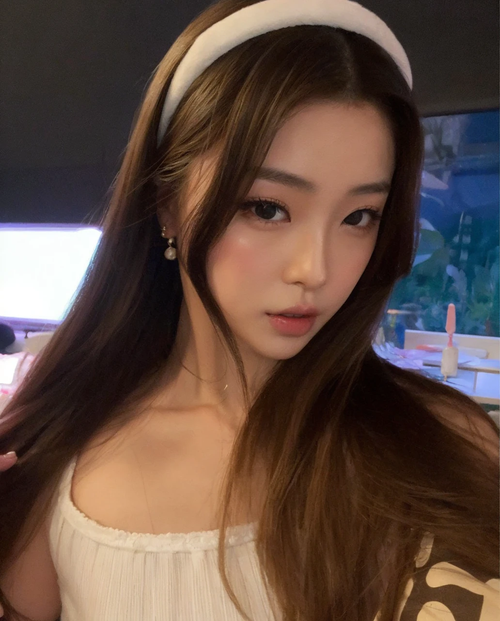Asian model girl with blonde hair, fair skin and large, black, expressive and engaging eyes. Her features are delicate, with subtle cheekbones, a small nose and full, rosy lips. Her expression combines sweetness and seduction, resulting in a cute, sexy and beautiful appearance.