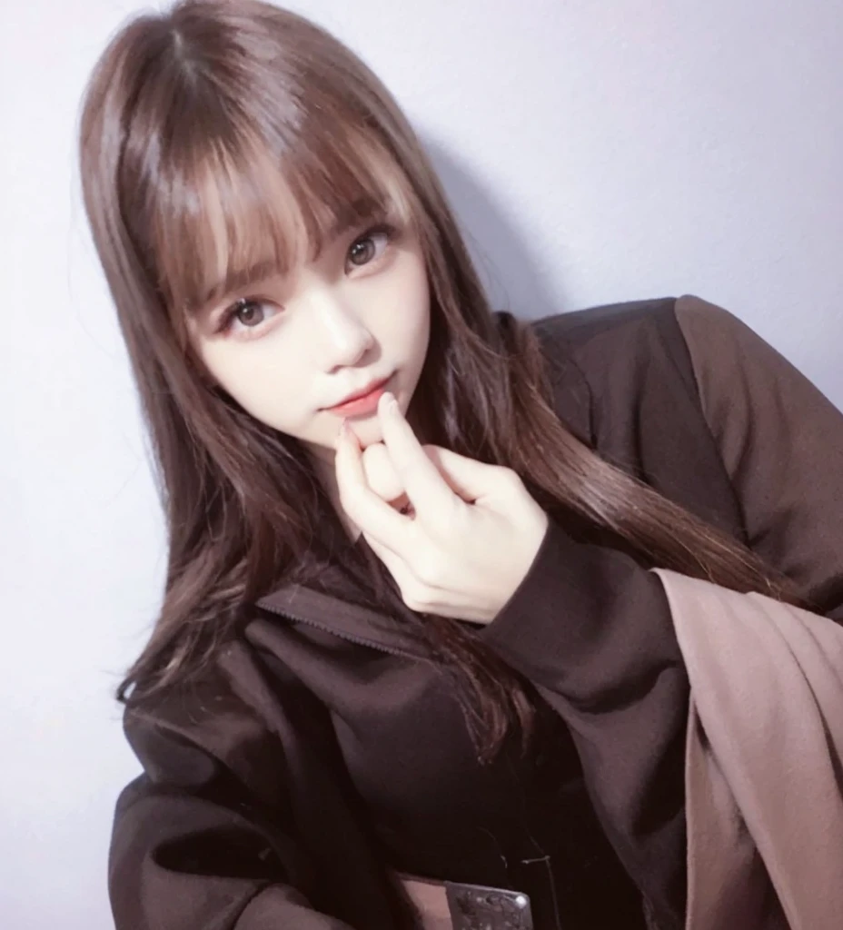 masutepiece, Best Quality, Illustration, Ultra-detailed, finely detail, hight resolution, 8K Wallpaper, Perfect dynamic composition, Beautiful detailed eyes, ,Medium Hair, Big breasts, Natural Color Lip, Random and sexy poses,Smile、20 years girl、　After-school classroom、　high school giller suit、a miniskirt、Loose socks、