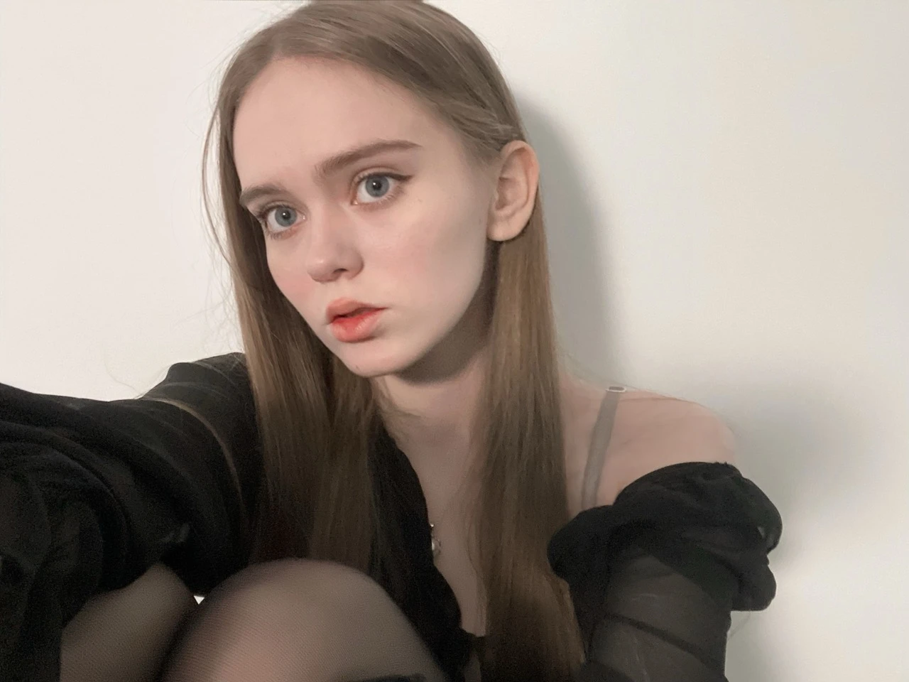 best quality, face focus, soft light, ultra high res, (photorealistic:1.4), RAW photo,
1 russian girl, solo, cute, (pupil, lights in the eyes), detailed beautiful face, (small chest),(high resolution detail of human skin texture),
(long hair),
indoor,
Damask Shirt Dress,
(portrait)