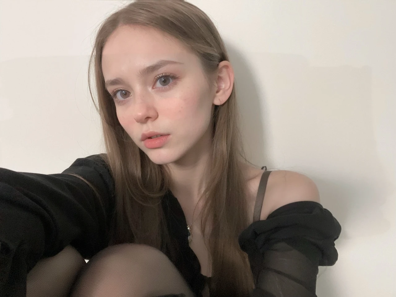 best quality, face focus, soft light, ultra high res, (photorealistic:1.4), RAW photo,
1 russian girl, solo, cute, (pupil, lights in the eyes), detailed beautiful face, (small chest),(high resolution detail of human skin texture),
(long hair),
indoor,
Damask Shirt Dress,
(portrait)