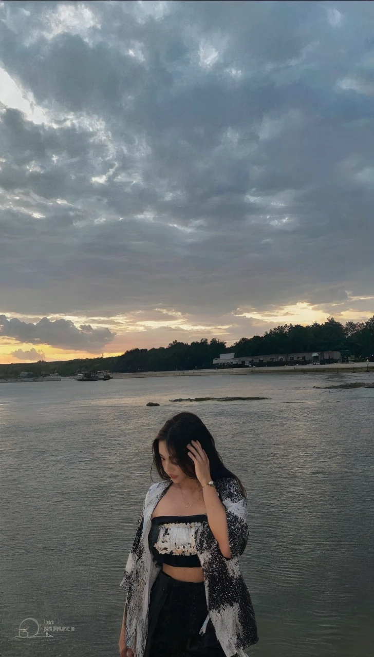 (Best quality, High resolution, Masterpiece :1.3), A tall and pretty woman, Slender abs, Dark brown hair styled in loose waves, Breasts, Wearing pendant, White button up shirt, Belt, Black skirt, (Modern architecture in background), Details exquisitely rendered in the face and skin texture, Detailed eyes, Double eyelid