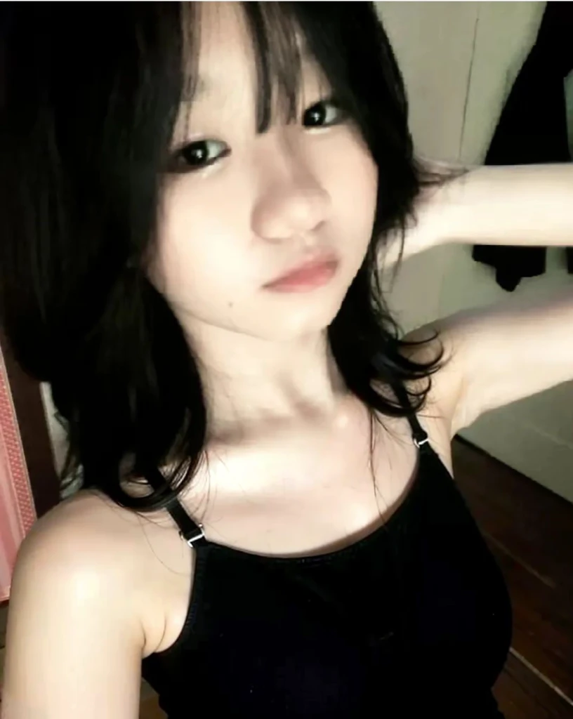 ((Highest quality)), ((masterpiece)), Realistic,girl,(nude) ,(naked)