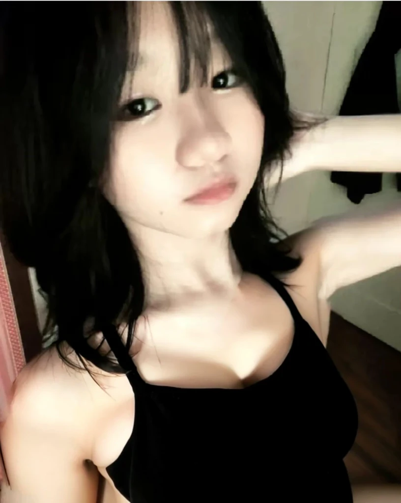 ((Highest quality)), ((masterpiece)), Realistic,girl,(nude) ,(naked),close up ,breast visible,visible breast