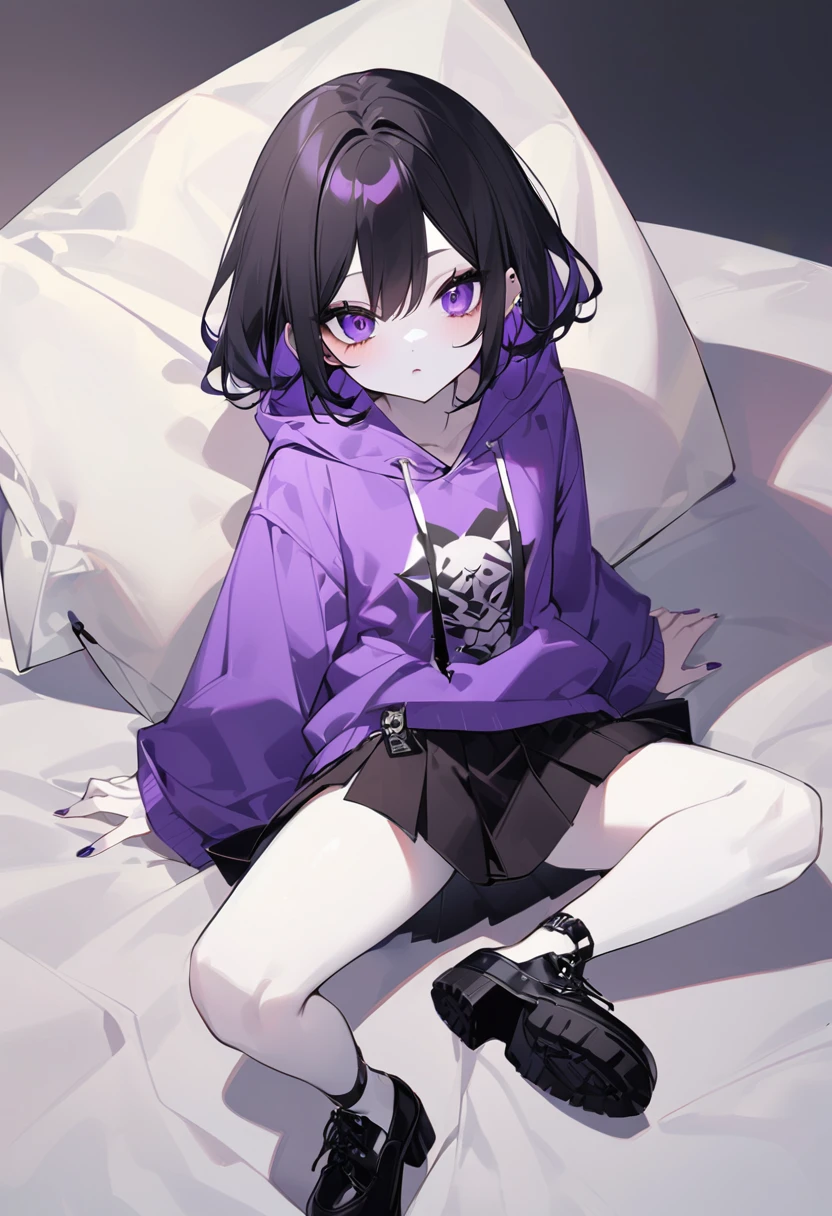 Black Hair。long。Purple Eyes。Purple hoodie。White skin。Black short skirt。Black shoes下。Black shoes。