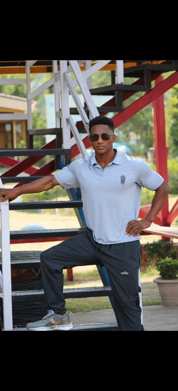 Body builder and rich 