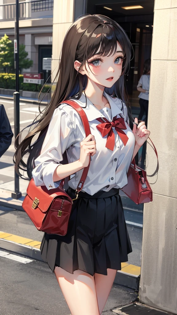 A high school girl shows off her pussy to passersby。She's big too、A used condom is on his belt