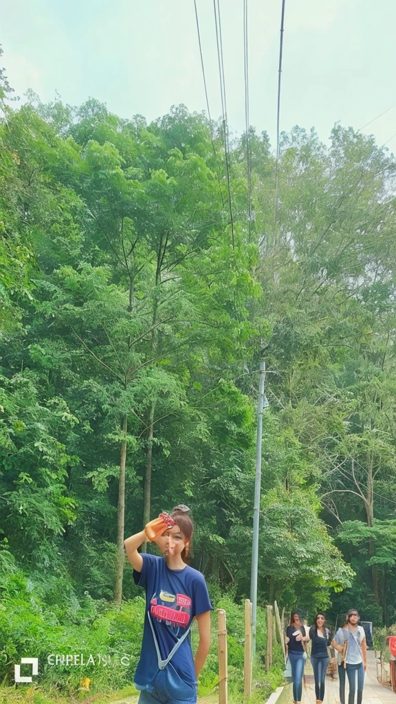(realisitic、hight resolution:1.3)、1 girl with a perfect figure、Super thin face and eyes、shorth hair、Tank Tops:1 in random color.2、Short jeans、in a cafe、coffee on table、Colossal tits、Exposed cleavage