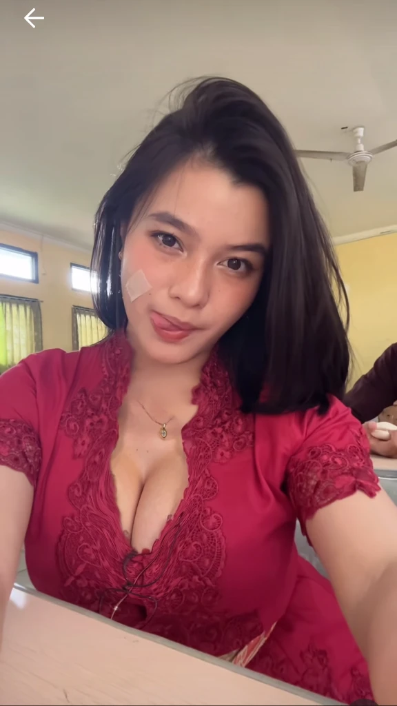 Breast cleavage, cleavage 