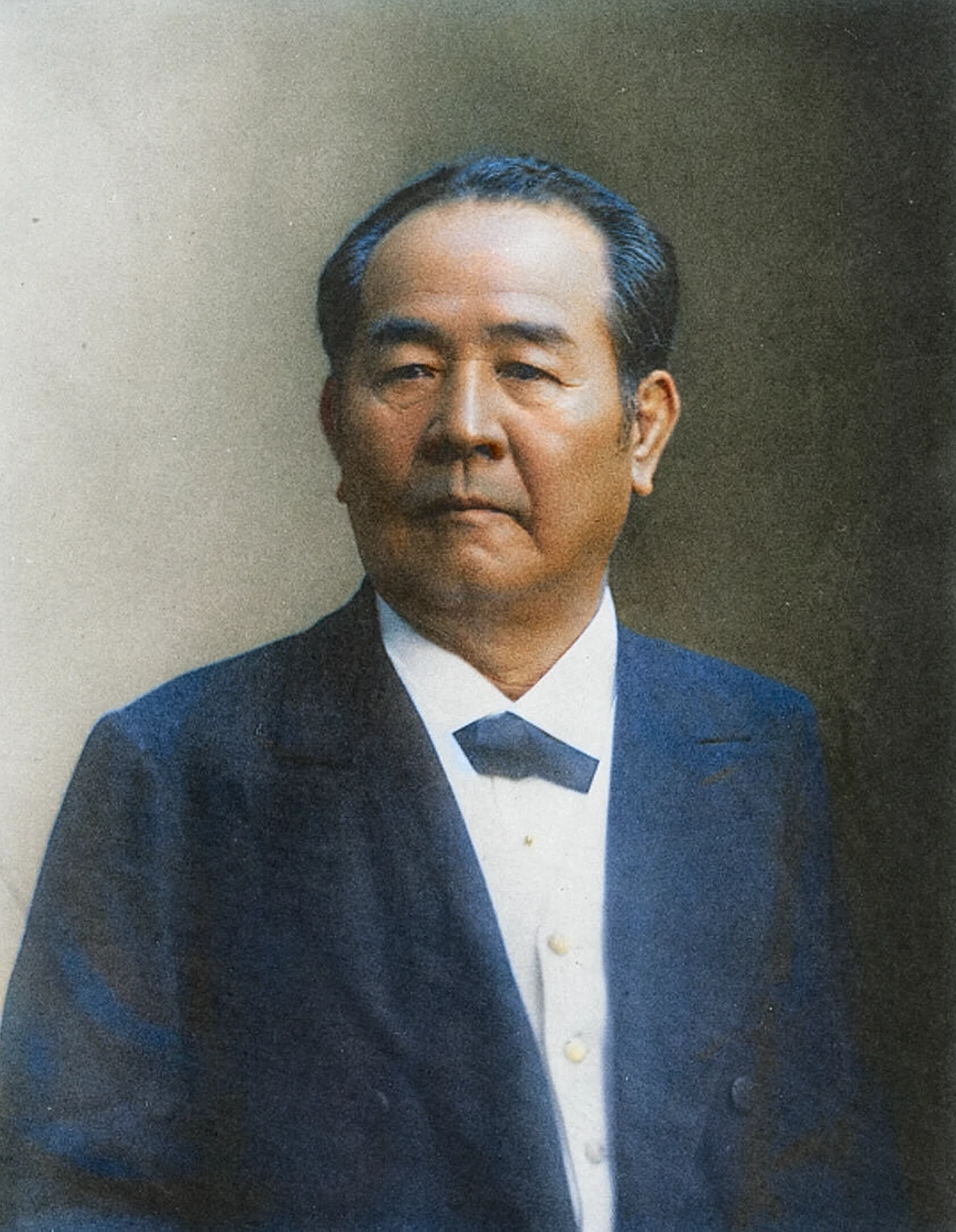 A photo of a man in his fifties wearing a suit and bow tie, Honda Ishiro, Yoshikata Amano, Yamamoto Nizo, Miyagawa Choshun, Hisashi Eguchi, Masakazu Katsura, to whom, Jiyun Chae, Katsura Masakazu, Fujita Goro, Akio Watanabe,Black-haired gentleman, black suit, white shirt, Japanese