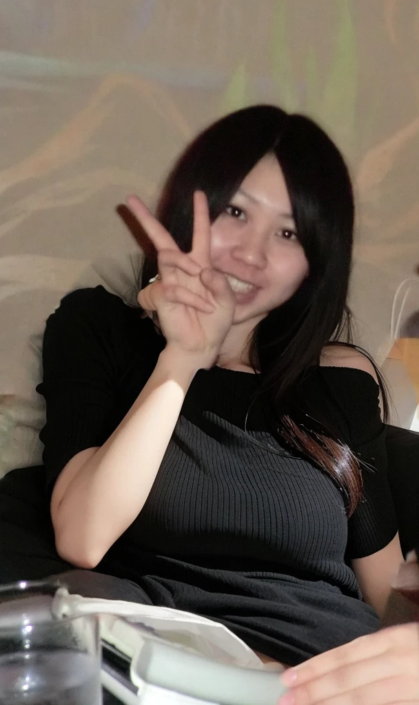 White shirt、bare shoulders 、slightly see-through clothes 、sexy