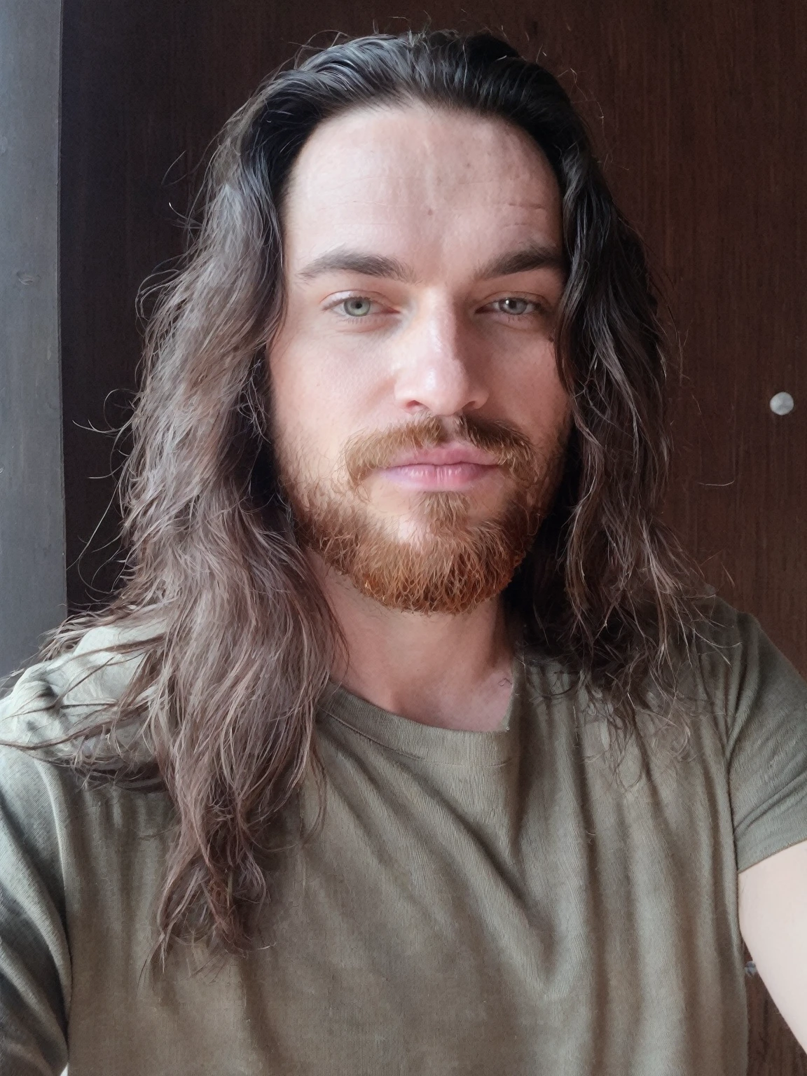 there is a man aux cheveux longs and a beard holding a donut, banderole Twitch / Ludwig joueur, aux cheveux longs, ses cheveux sont en désordre et négligés, sans barbe, photo de profil, photo de profil 1024px, young aux cheveux longs, 28 ans, 32 ans, une photo d&#39;un homme échevelé