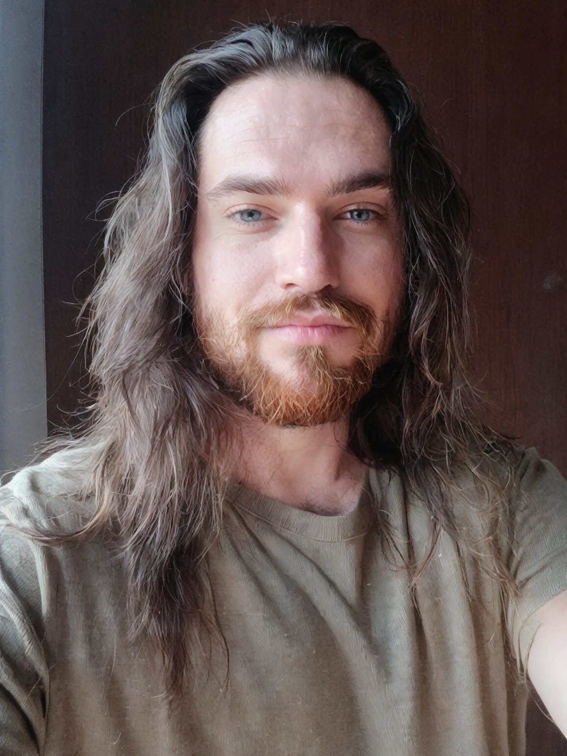 there is a man aux cheveux longs and a beard holding a donut, banderole Twitch / Ludwig joueur, aux cheveux longs, ses cheveux sont en désordre et négligés, sans barbe, photo de profil, photo de profil 1024px, young aux cheveux longs, 28 ans, 32 ans, une photo d'un homme échevelé