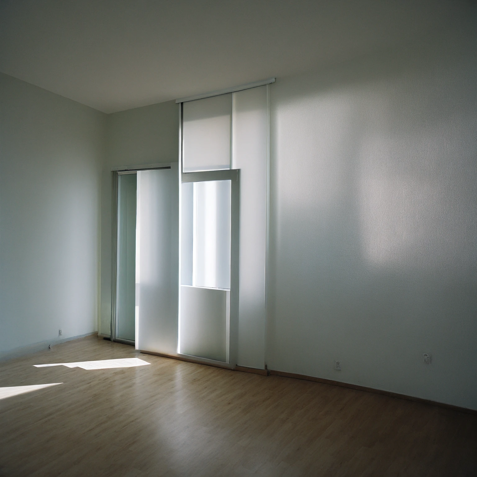 Apartment Studio、White wall、Flooring、window、bright