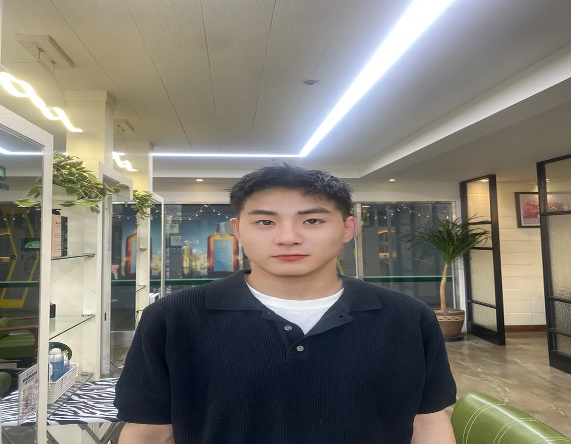 Best Quality, 8k, Masterpiece, (Portrait: 1.3), (photo realistic:1.4), (hyper realistic:1.4), Sharp Focus, looking at viewer, (smoother lighting:1.1), (increase cinematic lighting quality:0.9), realistic lighting, backlighting, light on face, ray trace, (brightening light:1.2), (Increase quality:1.4), sharp detail, (best quality real texture skin:1.4), finely detailed eyes, black_eyes, finely detailed face, 25 year old Korean man