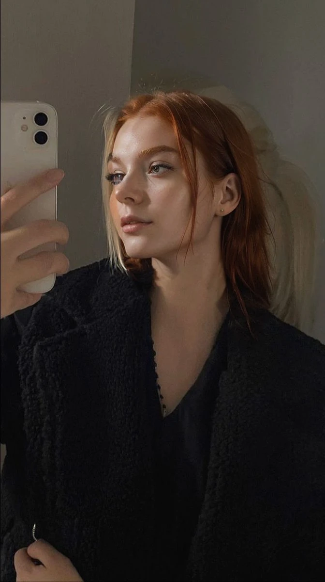 (((Masterpiece))), 25-year-old Caucasian French girl with shoulder-length messy red hair,