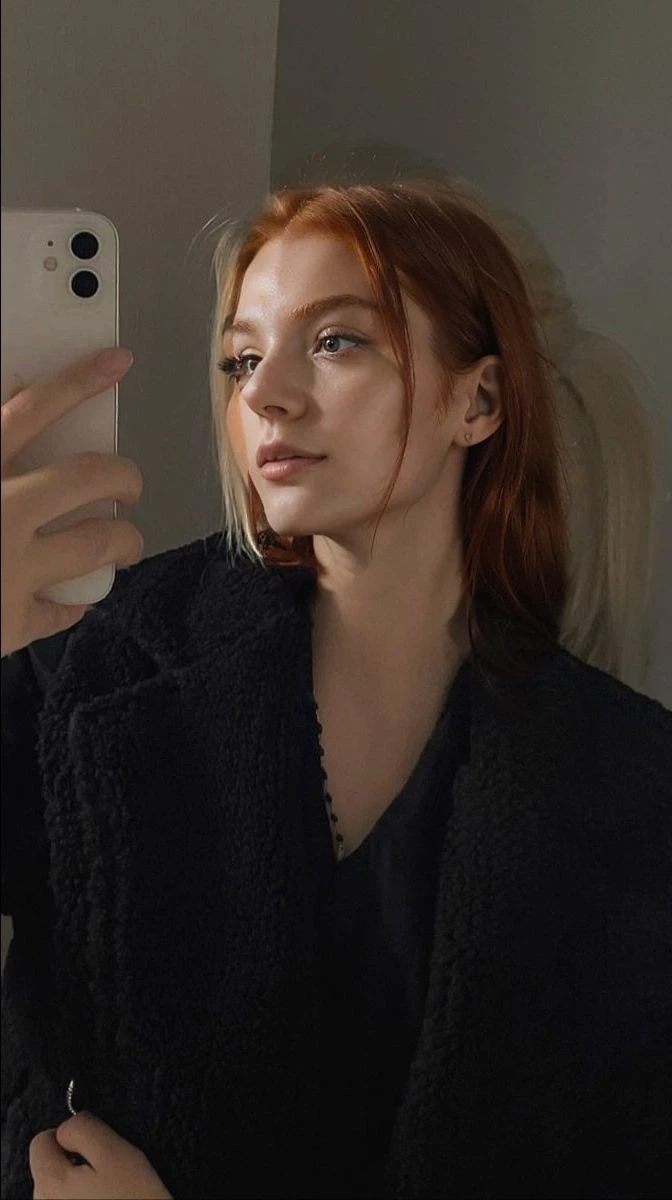 (((Masterpiece))), 25-year-old Caucasian French girl with shoulder-length messy red hair,