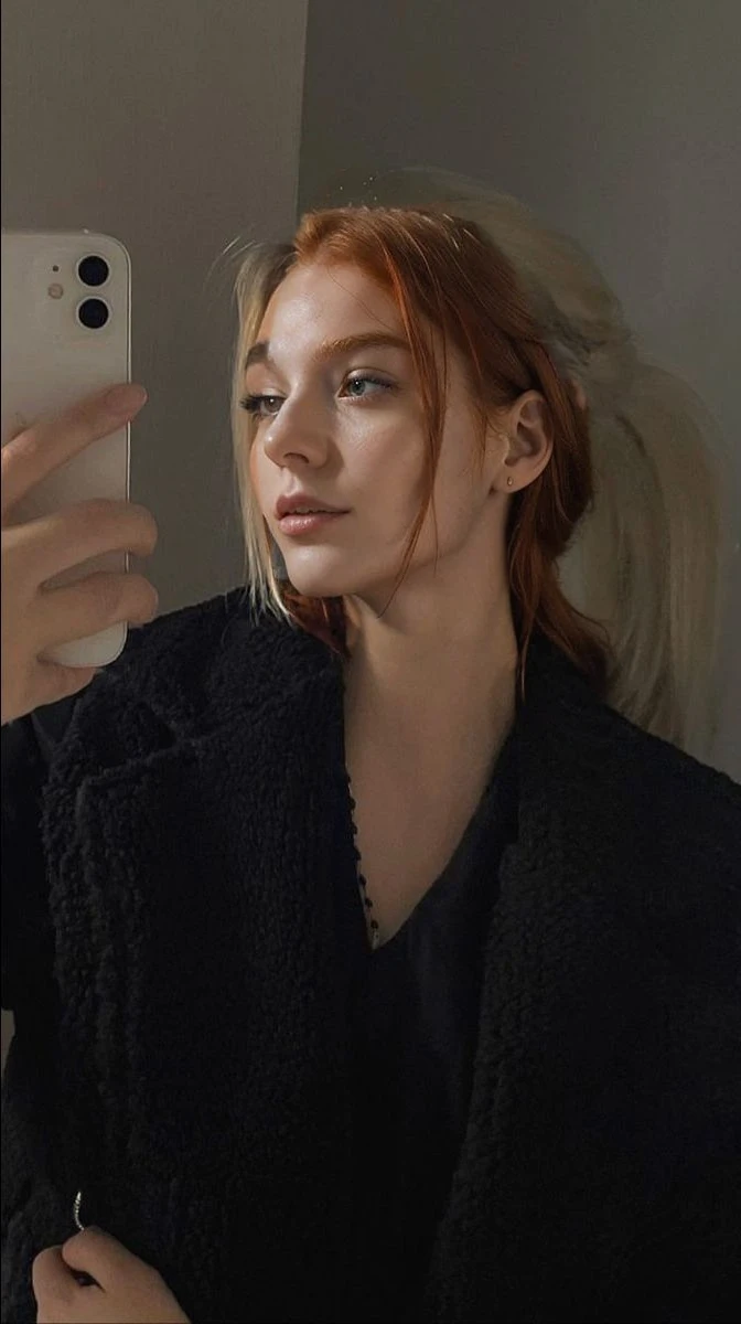 (((Masterpiece))), 25-year-old Caucasian French girl with shoulder-length messy red hair,