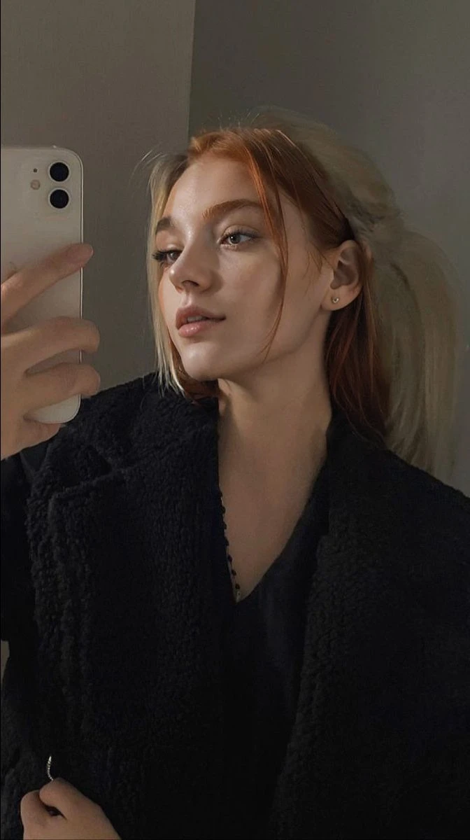 (((Masterpiece))), 25-year-old Caucasian French girl with shoulder-length messy red hair,