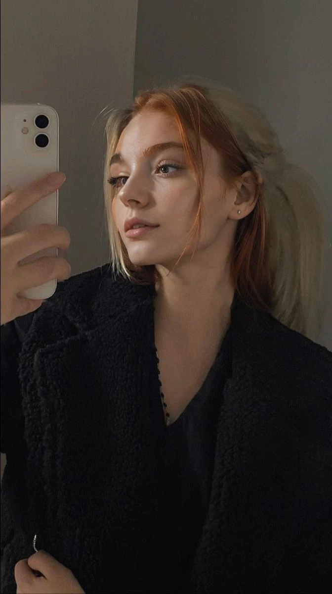 (((Masterpiece))), 25-year-old Caucasian French girl with shoulder-length messy red hair,