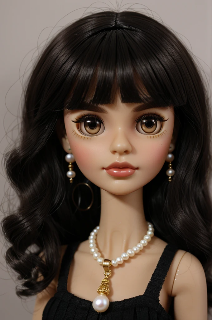 Blythe doll, wavy black hair, brown skin, big lips and refined nose, large dark brown eyes, I wear pearl earrings and a pearl necklace and black clothes.
