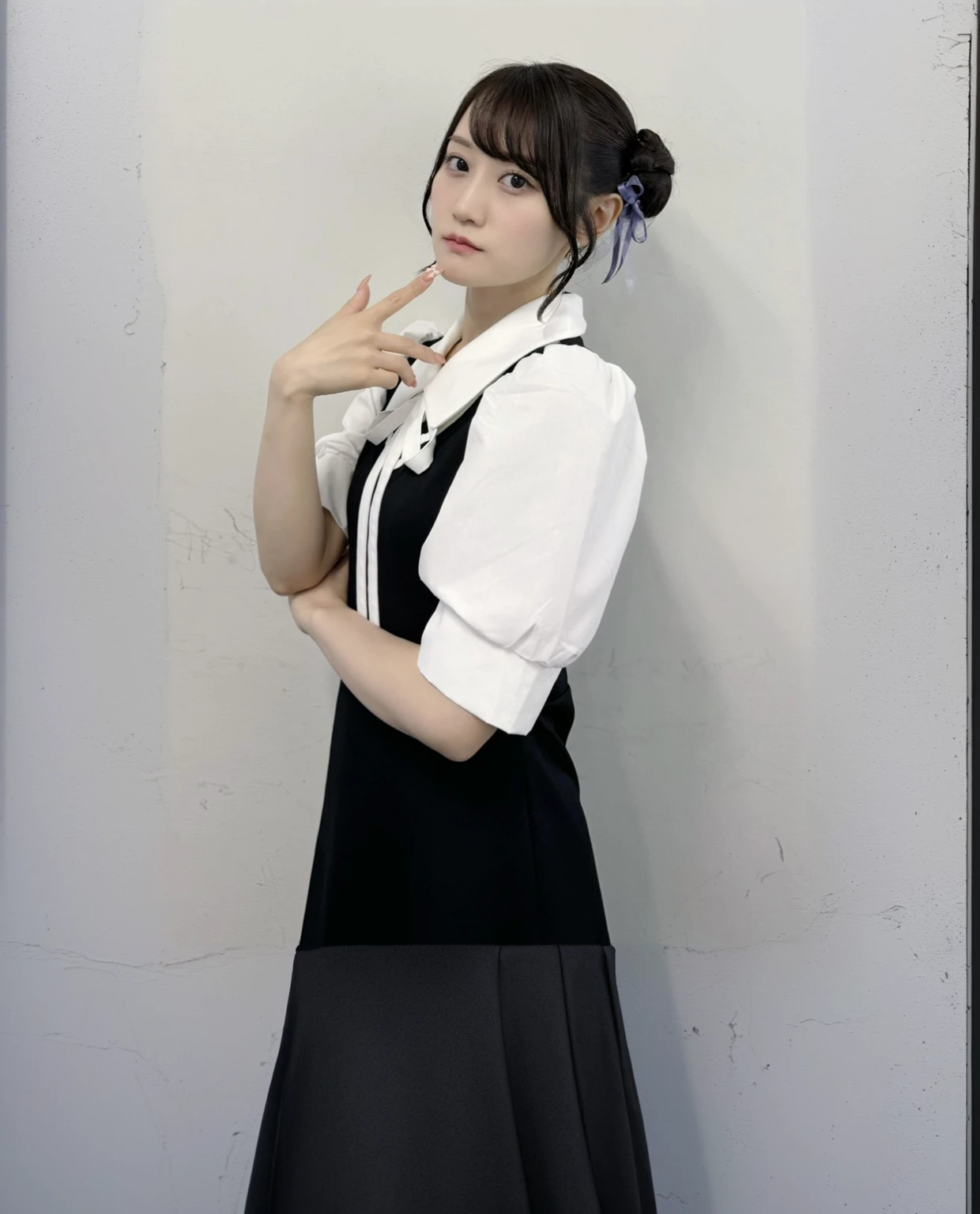 A woman in a black and white dress poses for a photo,Black short skirt、