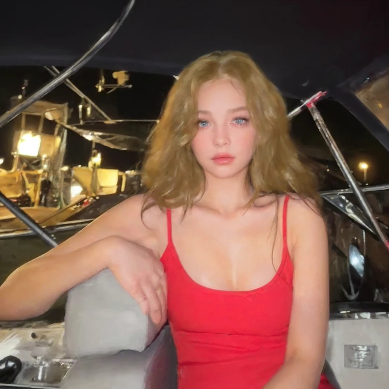 A beautiful girl, close-up, upper body, looking at the viewer, (best quality, 8k, highres, masterpiece:1.2),ultra-detailed,(realistic,photorealistic,photo-realistic:1.37),HDR,UHD,studio lighting,ultra-fine painting,sharp focus,physically-based rendering,extreme detail description,professional,vivid colors,bokeh,portraits,close-up,realism,beautiful detailed eyes,beautiful detailed lips,extremely detailed eyes and face,long eyelashes,original photo,(realistic skin texture:1.3),(film grain:1.3),(selfie angle)