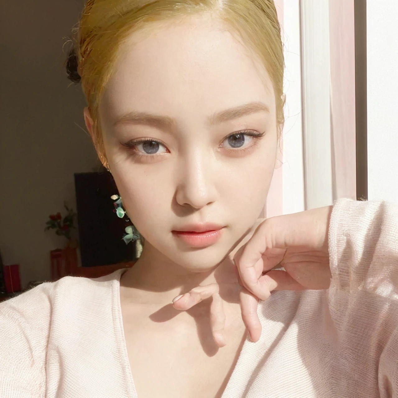 a beautiful girl,close-up upper body,looking at viewer,best quality,8k,highres,masterpiece:1.2,ultra-detailed,realistic,photorealistic,photo-realistic:1.37,HDR,UHD,studio lighting,ultra-fine painting,sharp focus,physically-based rendering,extreme detail description,professional,vivid colors,bokeh,portraits,close-up,realism,beautiful detailed eyes,beautiful detailed lips,extremely detailed eyes and face,long eyelashes,original photo,realistic skin texture:1.3,film grain:1.3,selfie angle