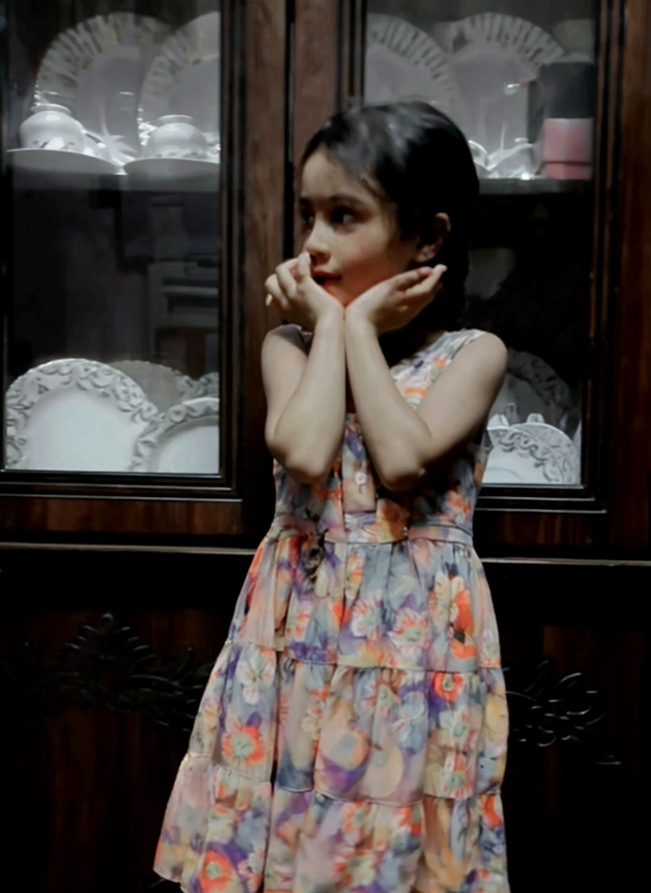 There's a girl sitting on a chair in front of a wall with a fire, 1614572159, centro da imagem, Directed by: Nandor Soldier, 4 anos de idade, 2 anos, imagem de corpo inteiro, by Almeida Júnior, imagem de qualidade muito baixa, andrea rocha