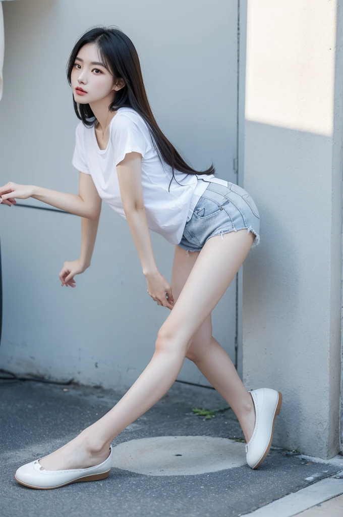 Beauty、Height 172 cm、Weight 50kg、cute、reality、good body shape、Usually exercise、Not revealingly dressed、Wear flat shoes、White T-shirt、fitted blue jeans、People from Taipei, Taiwan、Pure and elegant without being coquettish、White Moonlight