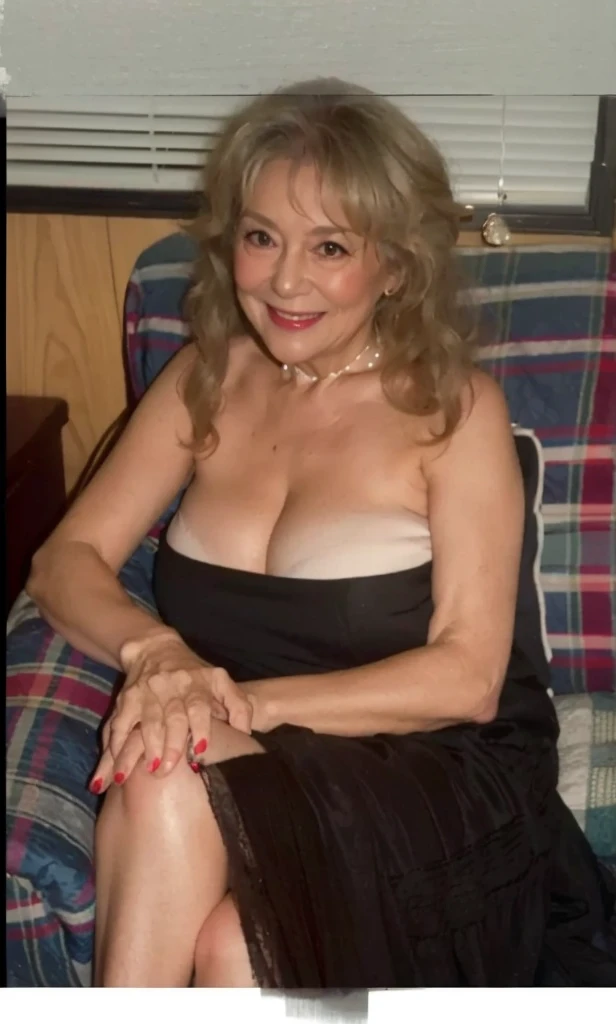 Beautiful old woman, smile,sexy,80 years old, curly hair,sexy,wearing a pearl necklace,Beautiful older woman, cute,smile,sexy,80 years old,,sexy,wearing a pearl necklaceold woman,busty,Curly hair