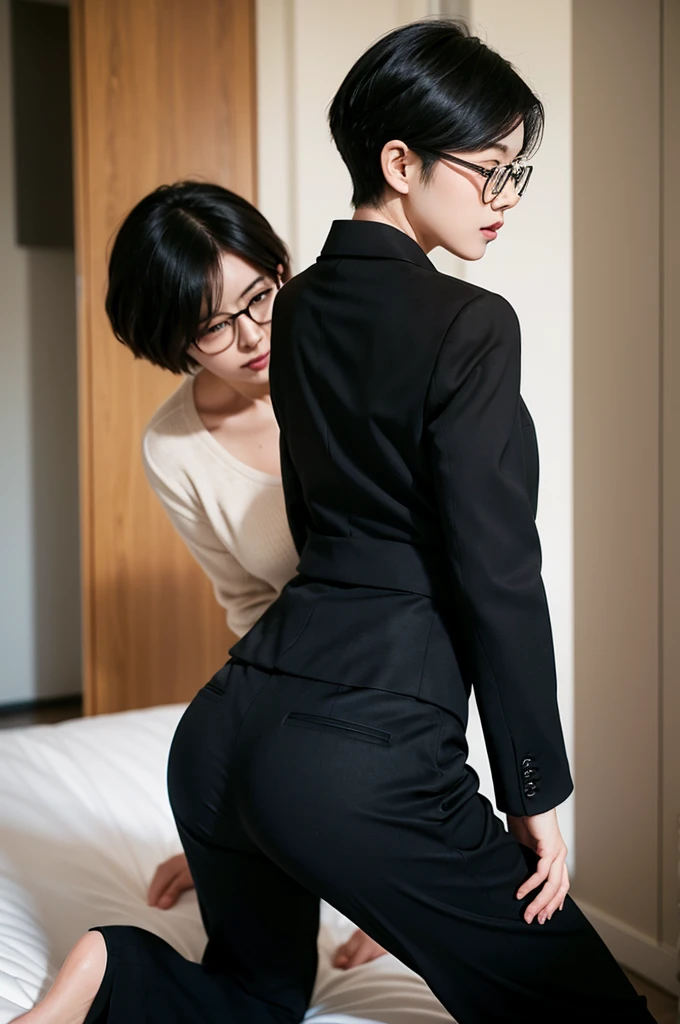 A woman wearing black trousers and a suit has short hair and wears glasses.。The woman was on all fours.、Her butt is facing me。The face is facing forward。Looking at the butt from behind。