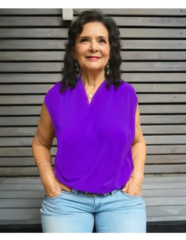 Beautiful old woman, smile,sexy,80 years old, curly hair,sexy,wearing a pearl necklace,Beautiful older woman, cute,smile,sexy,80 years old,,sexy,wearing a pearl necklaceold woman,busty,Curly hair
