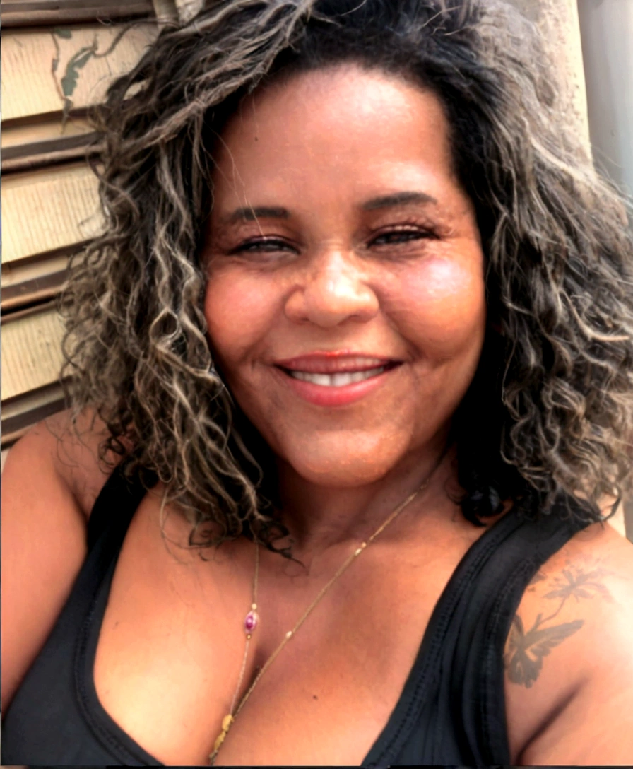 smiling woman with curly hair , profile image, headshot profile picture, profile picture, 30-year-old woman from cuba, photo of a black woman, malika favre, taken in the early 2020s, 40 years old women, looks like fabiula nascimento, 30 years old woman, com avental preto, fazendo churasc, segurando uma faca de churasco e um pegador de churrasco