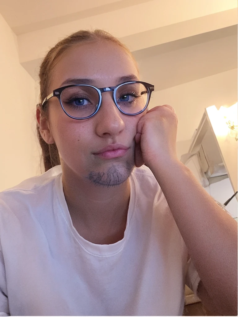 fille brune aux yeux bleus