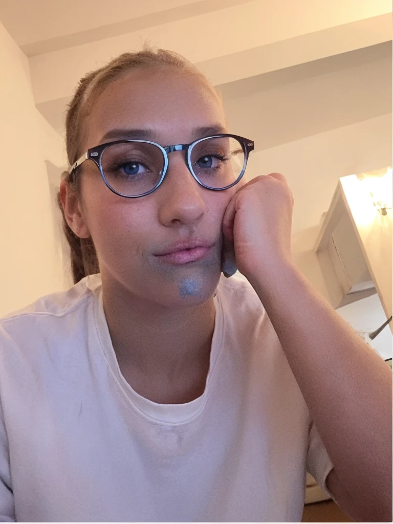 fille brune aux yeux bleus