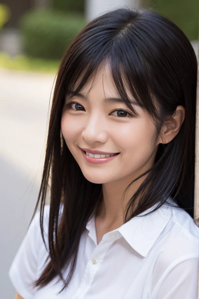 A smiling woman in her 30s、Japanese、Black Hair、White Shirt