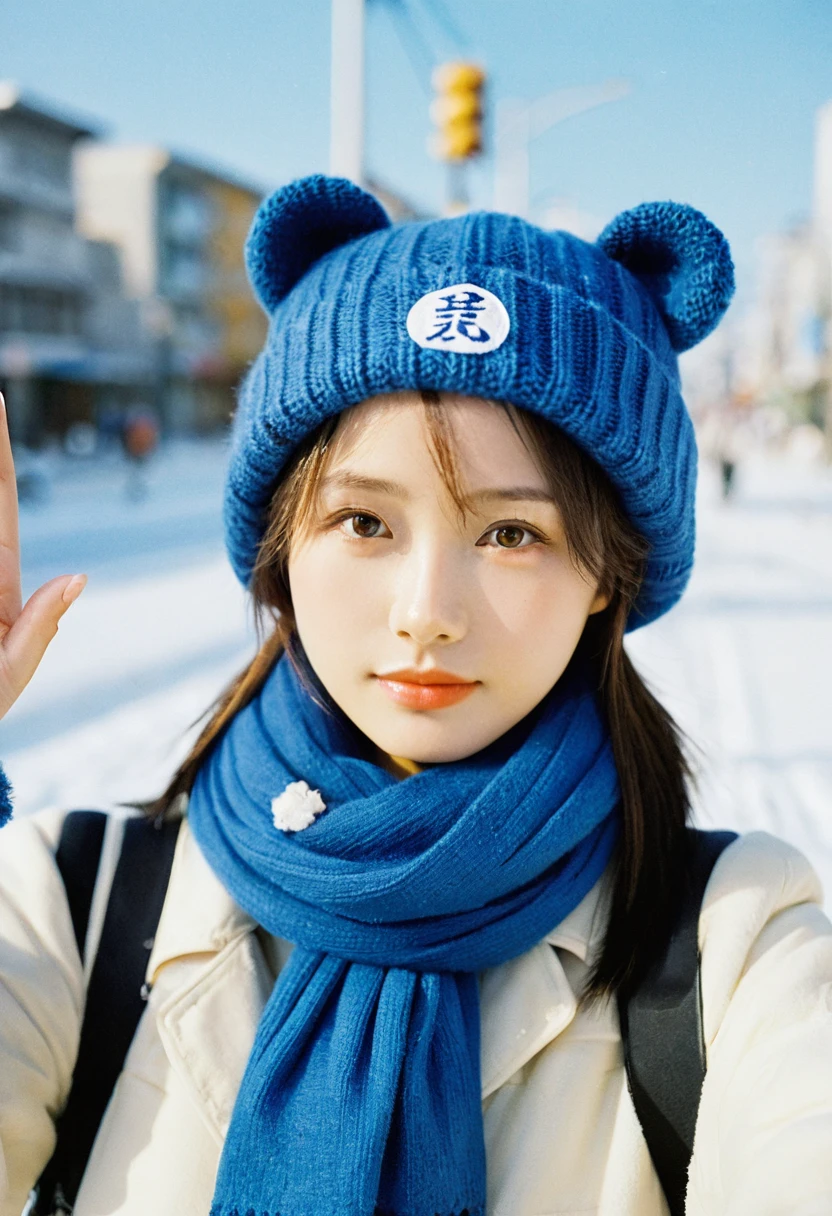 One cute girl,Exaggerated perspective,Upper Body,wide angle POin shot,give "in" Sign of victory,Shorthand,Cities in Hokkaido,Realistic,High resolution,Actual photo,scarf,Bear Hat,blizzard,Mamiya Photo,鮮明in高品質な写真,Girlfriend Feelings,一人in,Deep blue sky,Chinese young actress,Good memories,