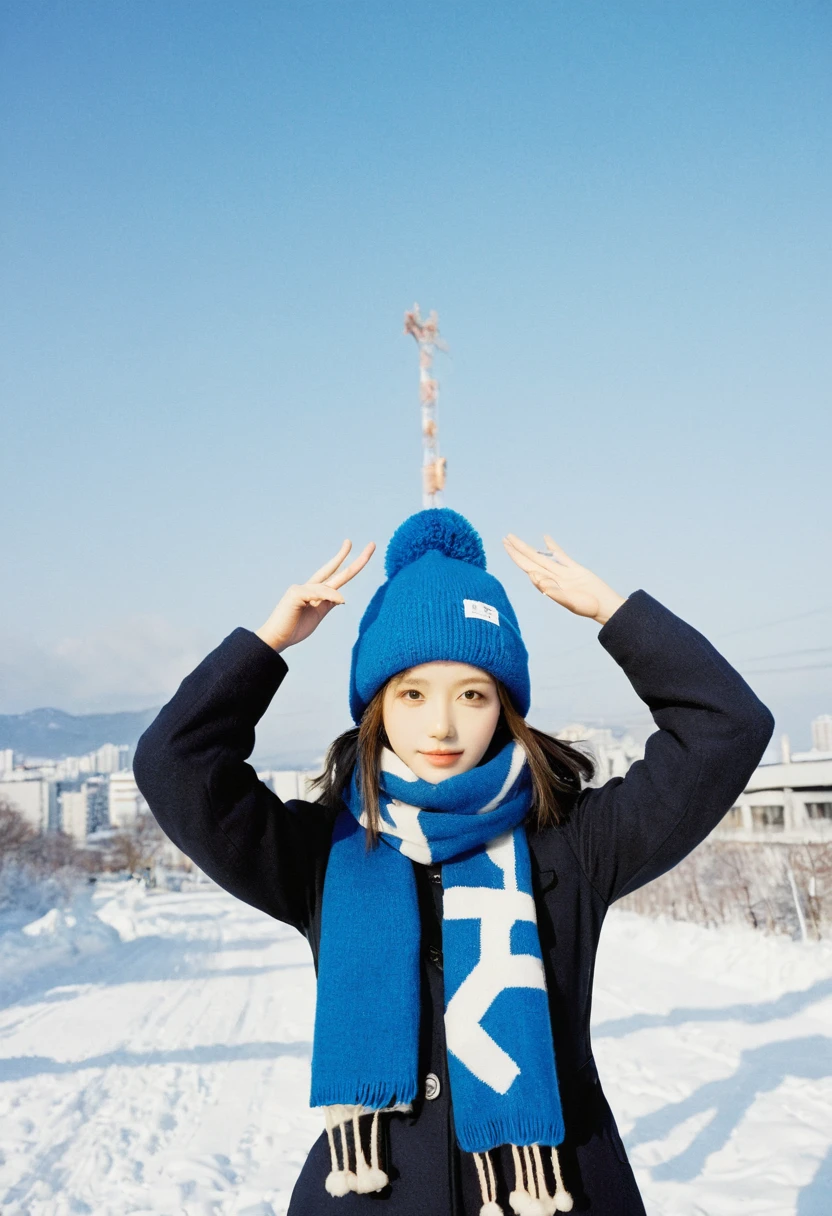 One cute girl,Exaggerated perspective,Upper Body,wide angle POin shot,give "in" Sign of victory,Shorthand,Cities in Hokkaido,Realistic,High resolution,Actual photo,scarf,Bear Hat,blizzard,Mamiya Photo,鮮明in高品質な写真,Girlfriend Feelings,一人in,Deep blue sky,Chinese young actress,Good memories,